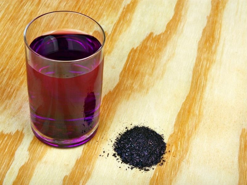 Устранить запах на ковре с помощью марганцовки